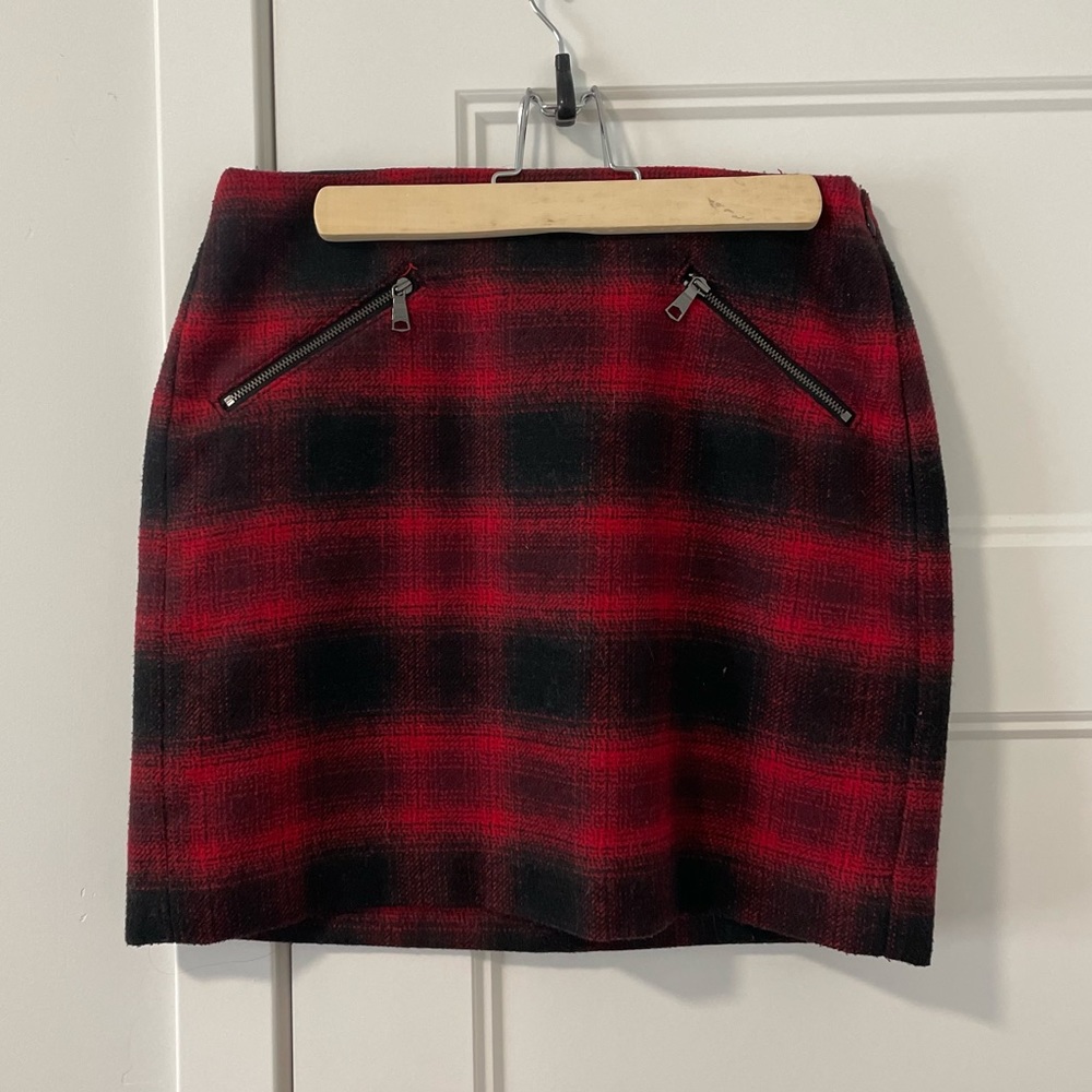 Banana republic Buffalo check mini skirt, size 4.